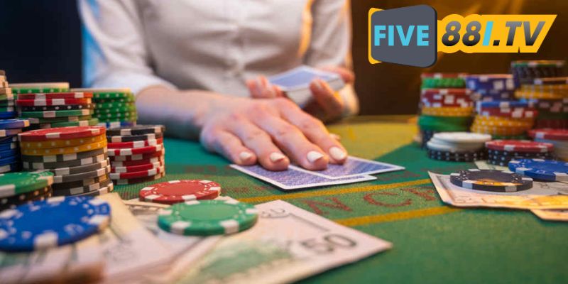 Tùy vào giá trị bài bạn nắm giữ mà quyết định ván Poker chơi như thế nào